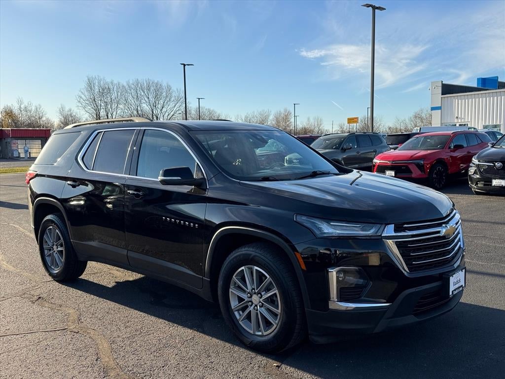 2022 Chevrolet Traverse LT Cloth in Mosaic Black Metallic — front three-quarter view